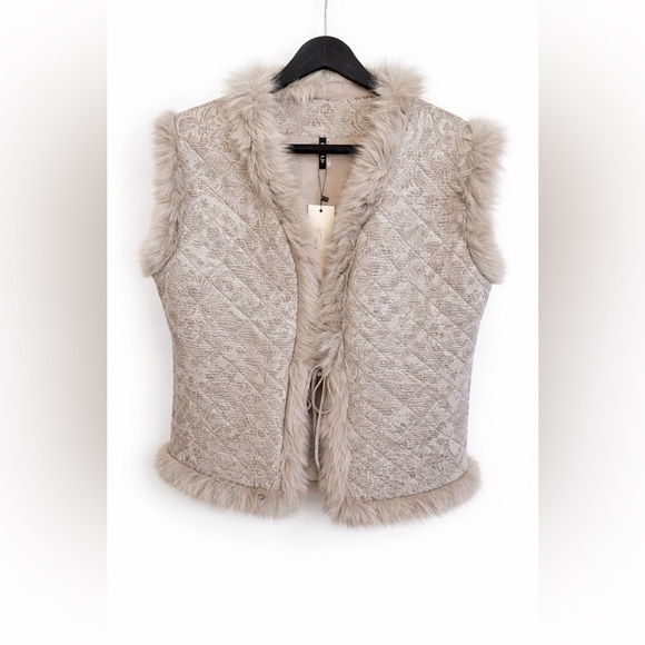 Ethyl Jackets & Blazers - Cream Textured Vest with Faux Fur Trim – Boutique Style